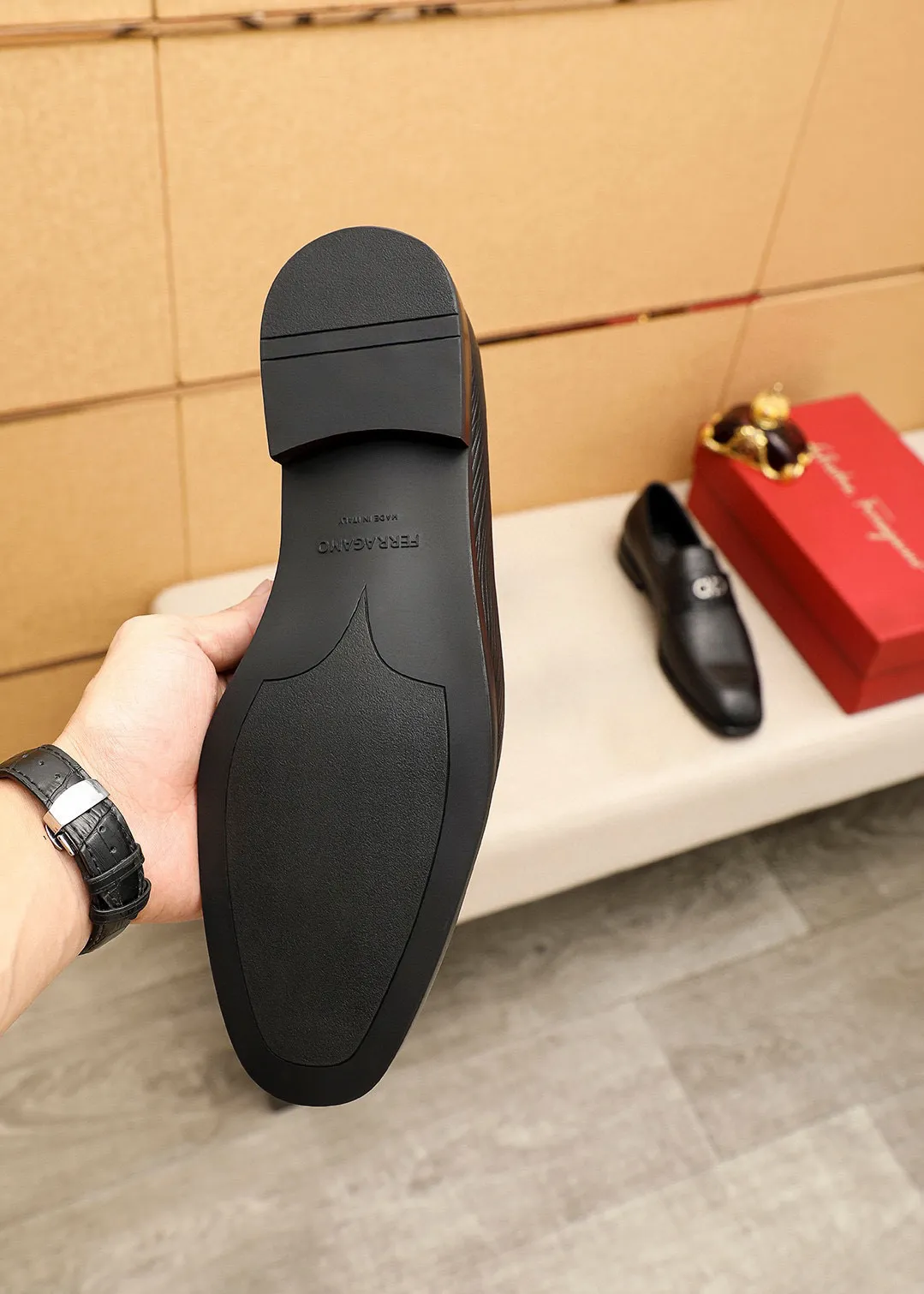 Men's shoes💰460💰 Product trademark: Ferragamo "Ferragamo" casual leather shoes Regular size: 38-44 (45🉑️customized) Product materials: Selected imported first-layer calfskin embossed upper + luxury hardware buckle, imported water-dyed cowhide leather lining. Strong three-dimensional visual effect, original outsole color: 1⃣️color optional